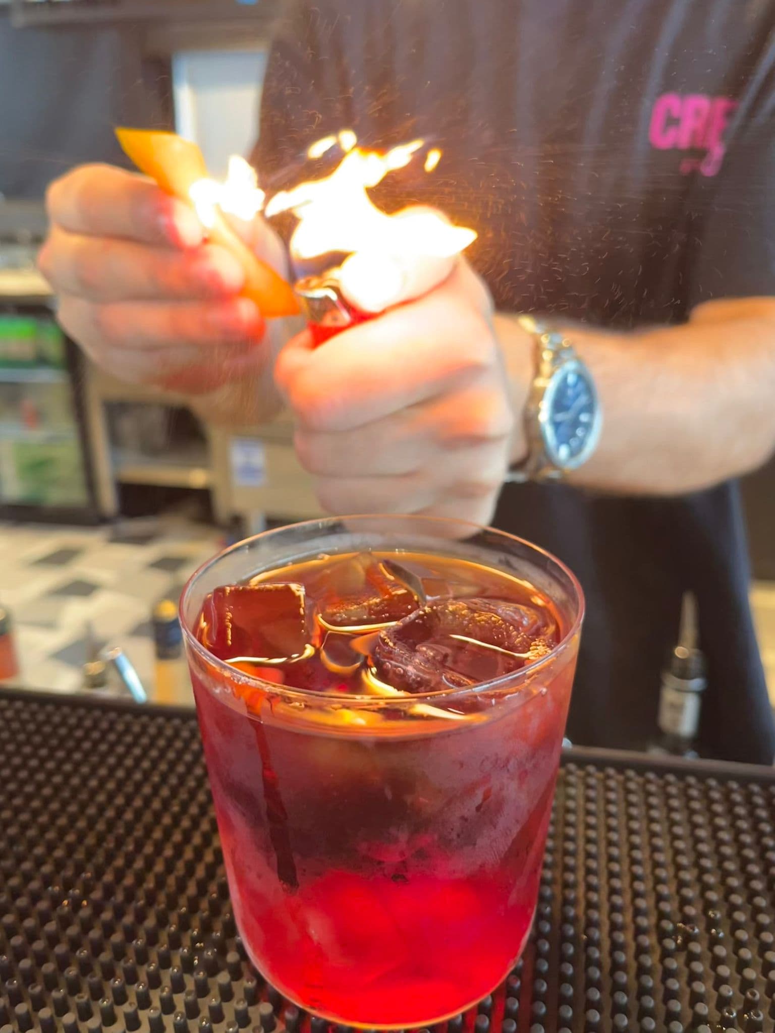 Casca de laranja flamejada sobre um cocktail