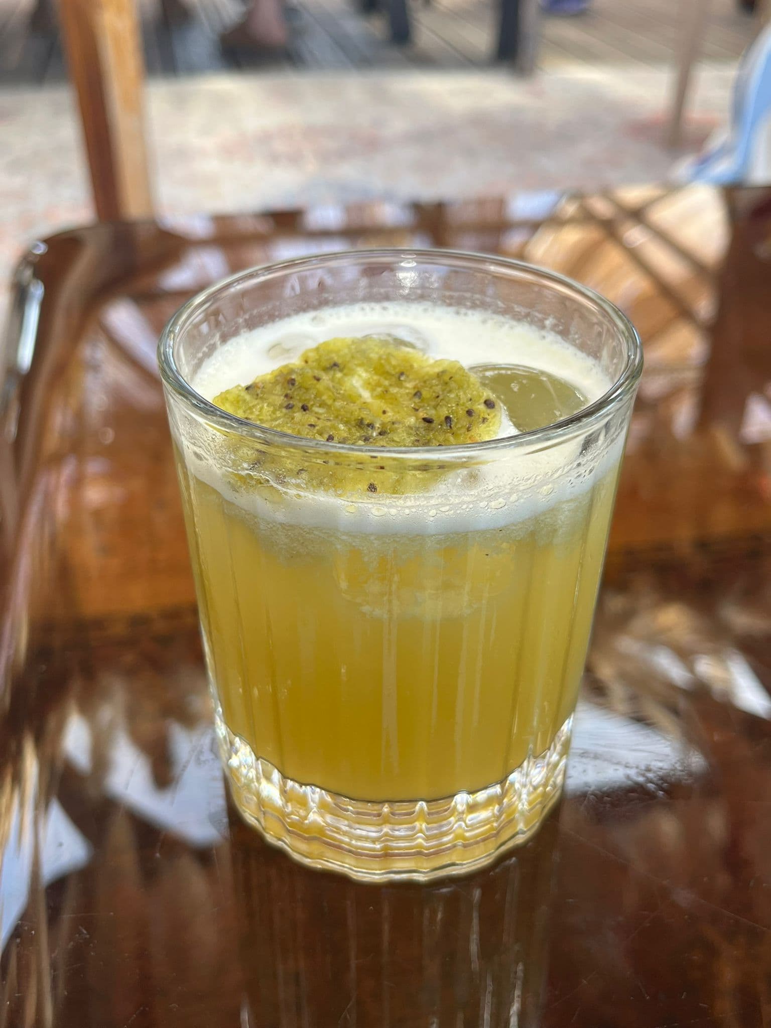 Sour de kiwi com espuma e fruta fresca