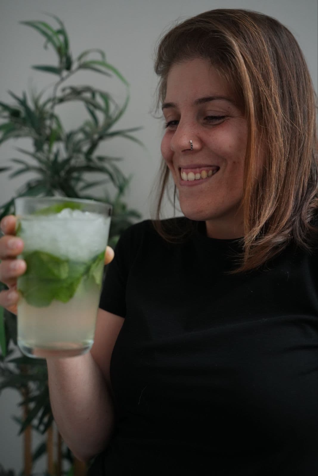 Convidada com um mojito acabado de preparar