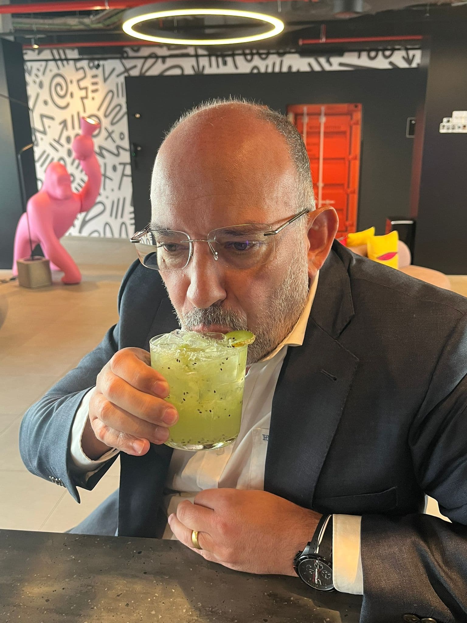 Convidado a provar uma caipirinha de kiwi