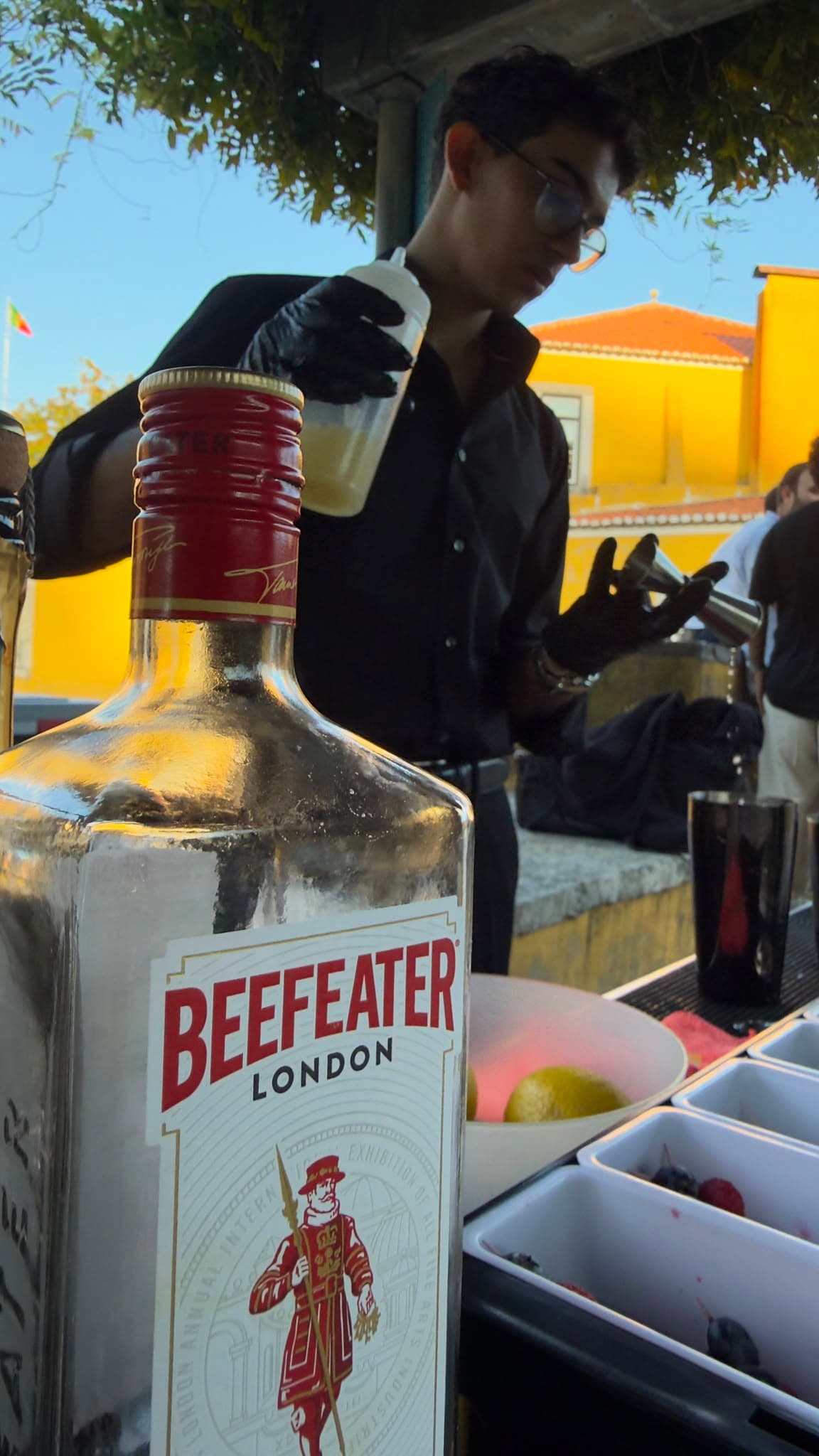 Bartender a trabalhar junto a uma garrafa de Beefeater